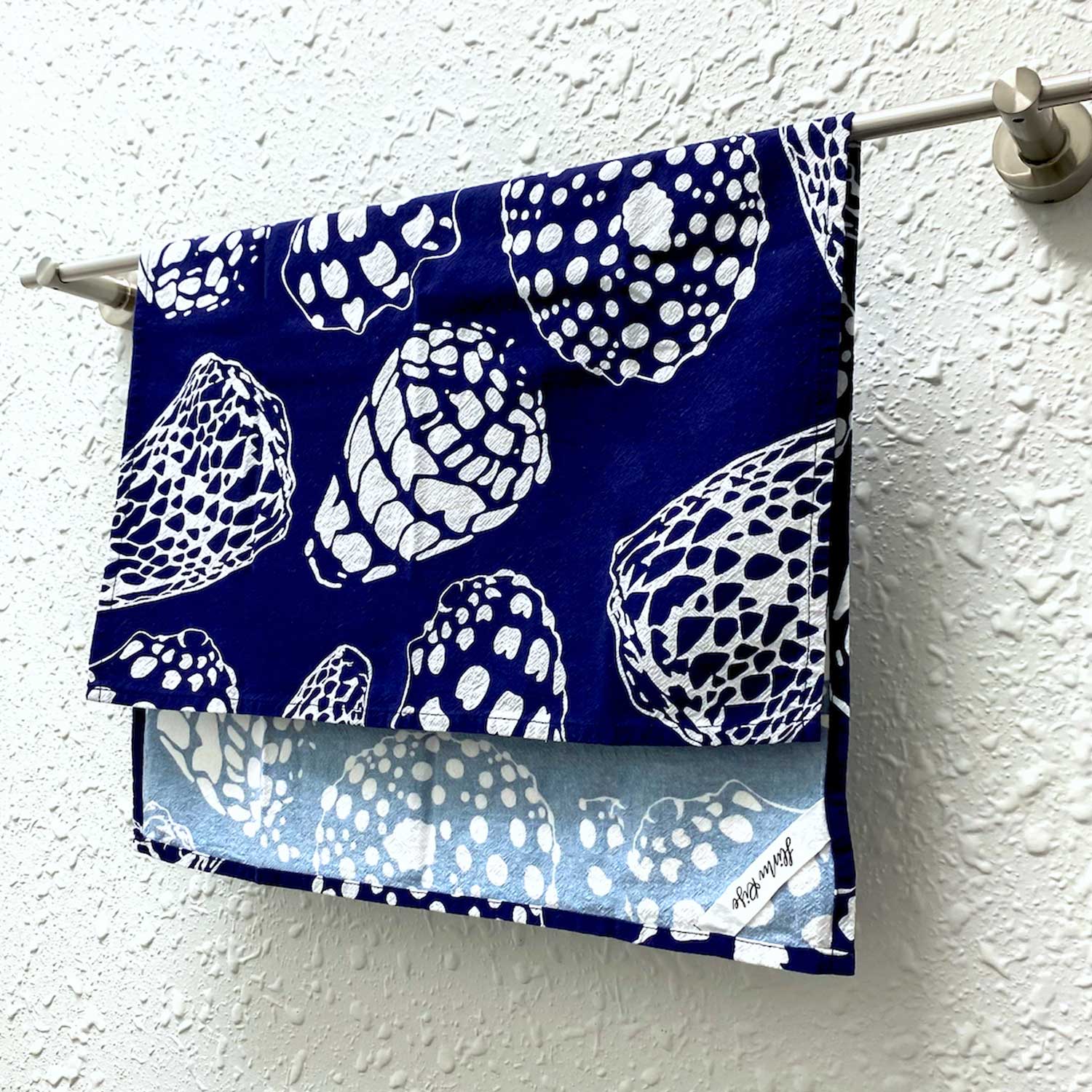 19" x 27" Cotton Flour Sack Tea Towel - Indigo Shells